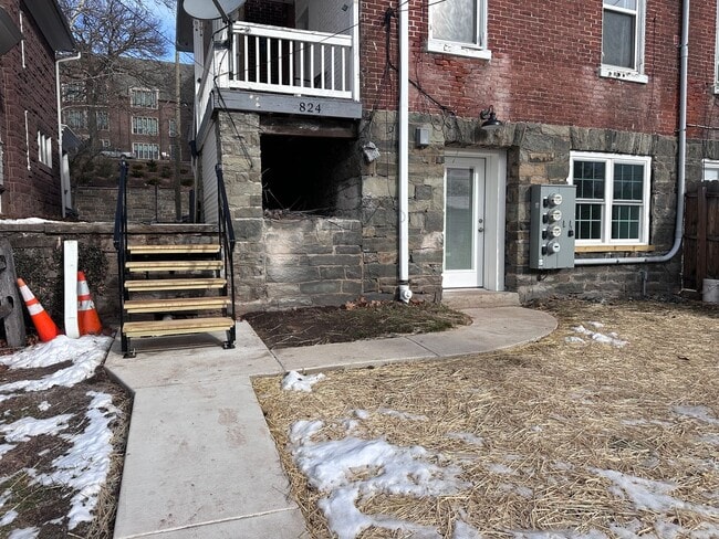 Building Photo - 824 E High St