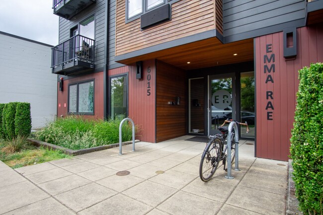 John's Landing-Modern, Spacious Studio Liv... - John's Landing-Modern, Spacious Studio Liv... Apartment
