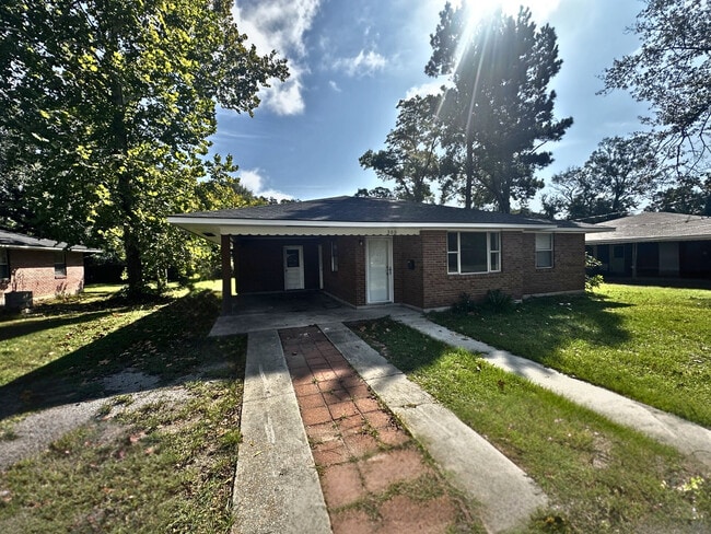 Building Photo - 300 Maple St