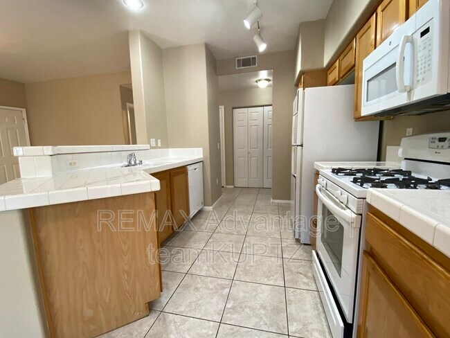 Foto del edificio - 8501 W University Ave