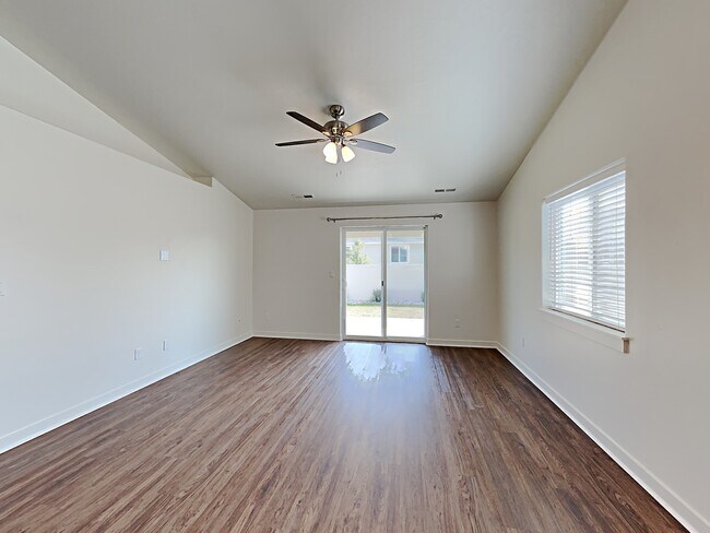 Foto del edificio - 1857 E John Deere Street