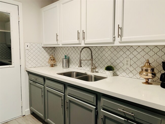 Building Photo - 411 Ulrich St