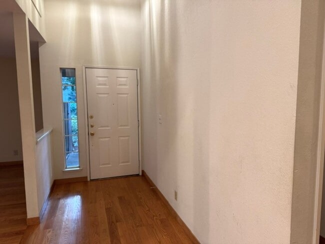Building Photo - Beautiful single level townhome in Pleasant Hill with 2 car attached garage!