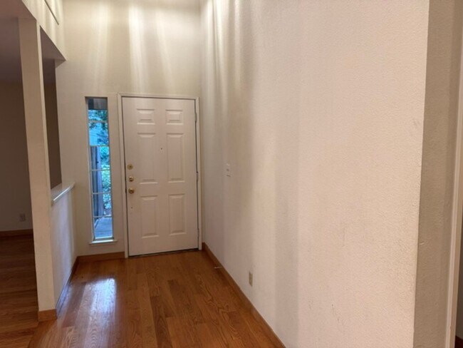 Foto del edificio - Beautiful single level townhome in Pleasant Hill with 2 car attached garage!
