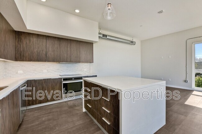 Foto del edificio - 2466 1st Ave.