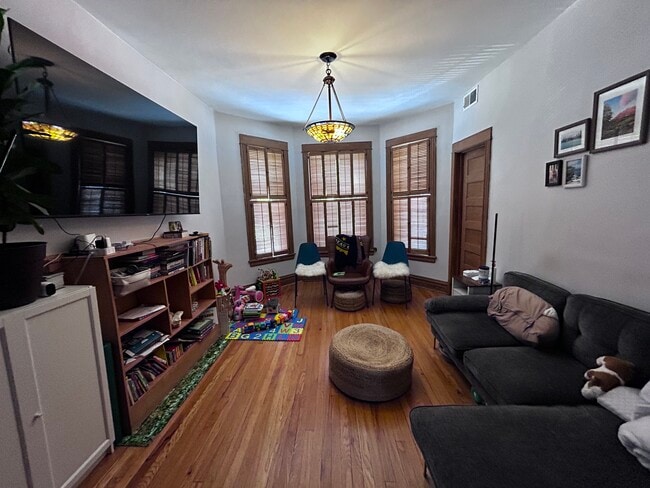 Foto del edificio - 2531 N Sacramento Ave