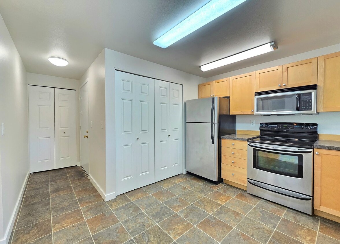 Primary Photo - 2 Bedroom Condo Available in Kenmore - $25...