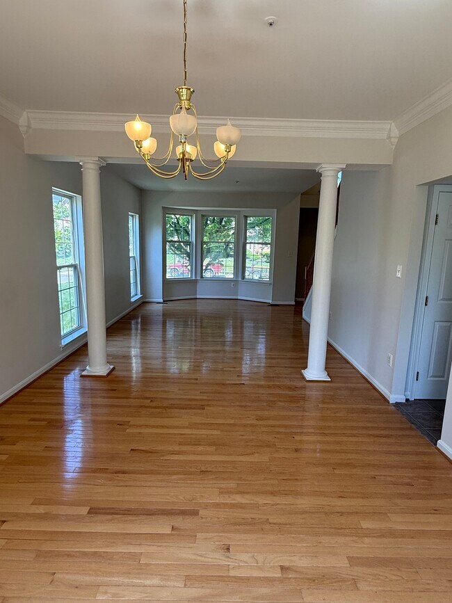 Comedor - 911 Lake Front Dr