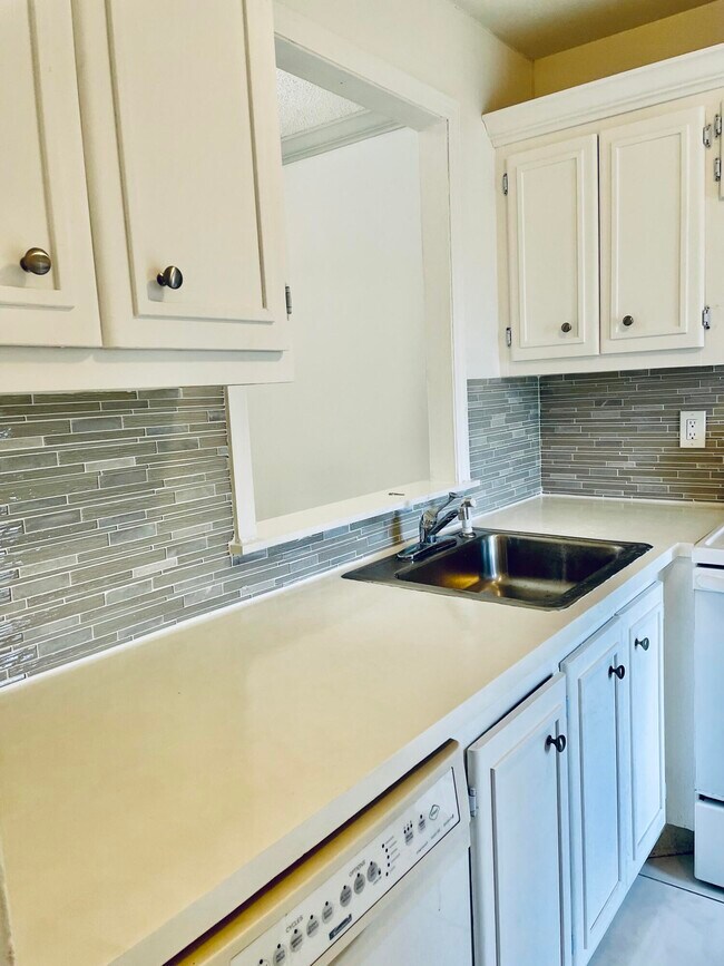 Building Photo - 560 SE 2nd Ave