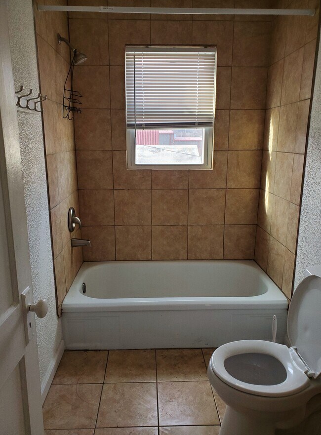 Baño - 1210 S 4th St