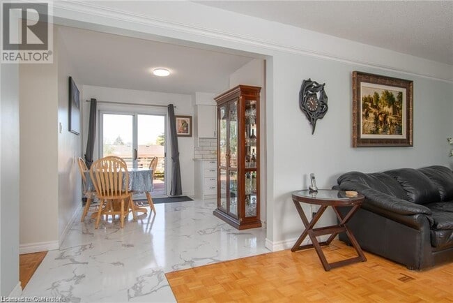 Building Photo - 46 Laurentian Dr