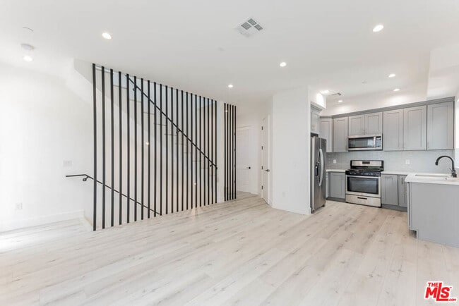 Building Photo - 1238 1/2 Beachwood Dr