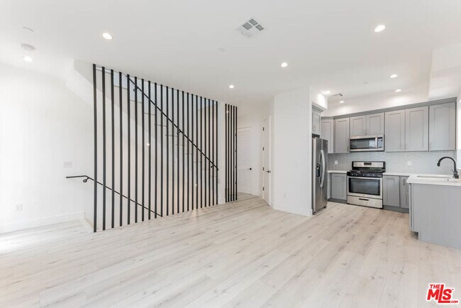 Foto del edificio - 1238 1/2 Beachwood Dr