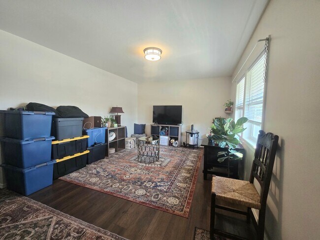 Foto del edificio - Spacious 4 Bedroom Home with Fenced Yard +...