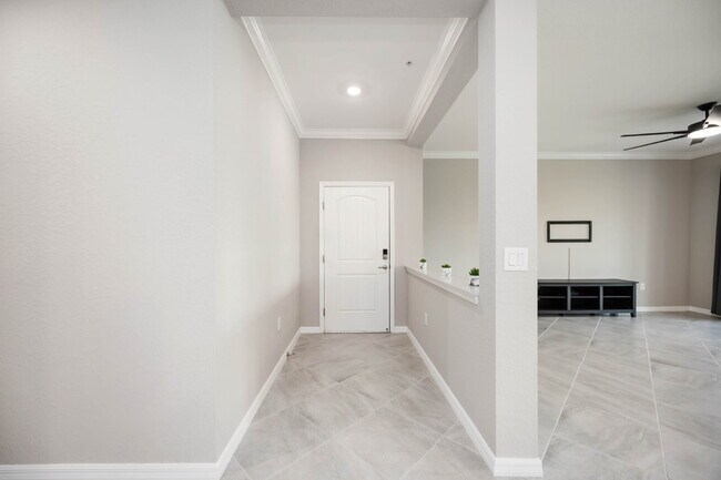 Building Photo - "Spacious 2-Bed, 2-Bath W/Den Condo Retrea...