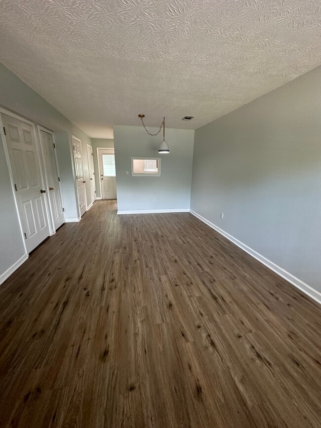 Building Photo - 2 Green Meadow Ln