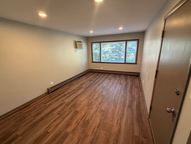 Foto del edificio - 4605 Maple Ave