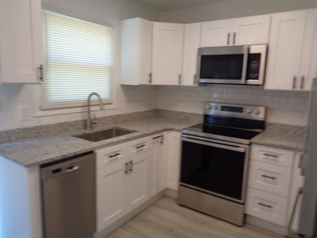 Building Photo - Remodeled One Bedroom Townhouse Apartment ...