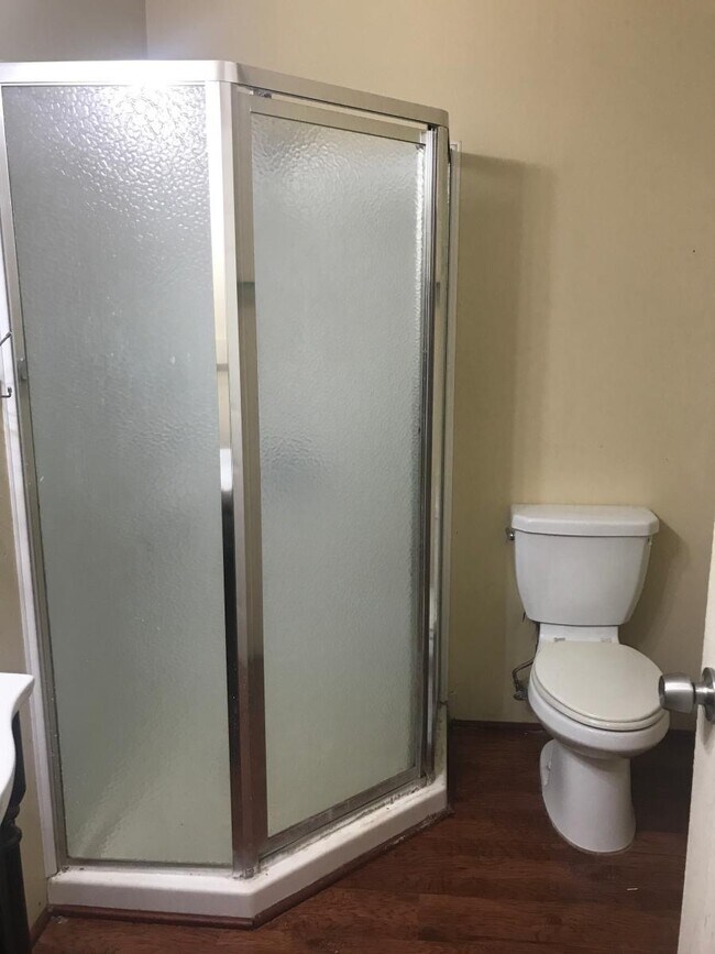 BATHROOM - 2033 Dole St
