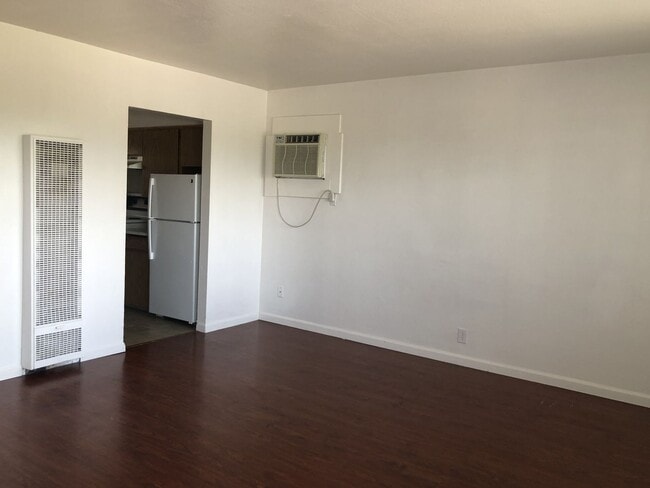 Building Photo - UPSTAIRS END UNIT 2 BED 1 BATH PET FRIENDL...