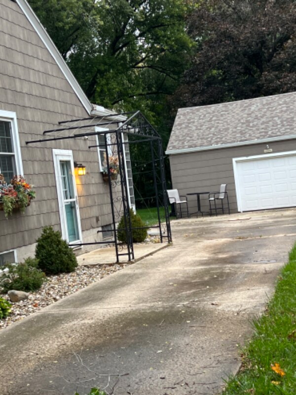 Foto del edificio - 135 Johnson Rd