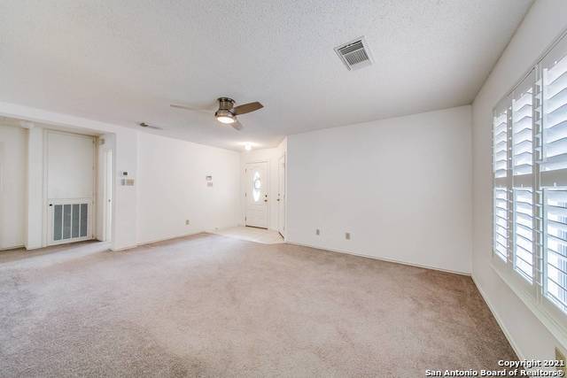 Foto del edificio - 6635 Honeyridge Ln