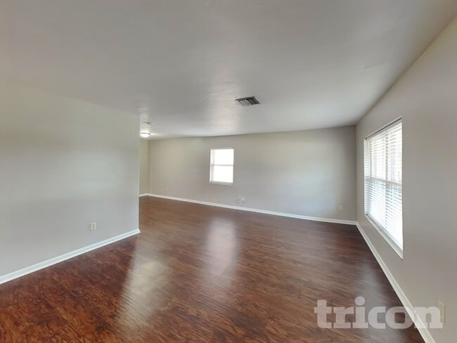 Foto del edificio - 1481 Falmouth Ave