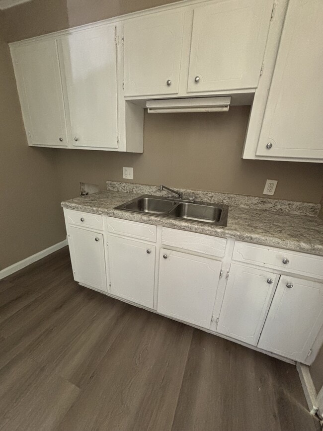 Building Photo - 914 Monroe Ave