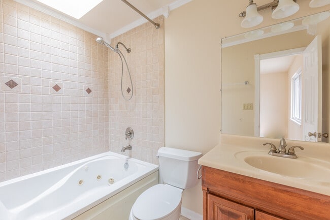 Building Photo - 11 Overlook Ct