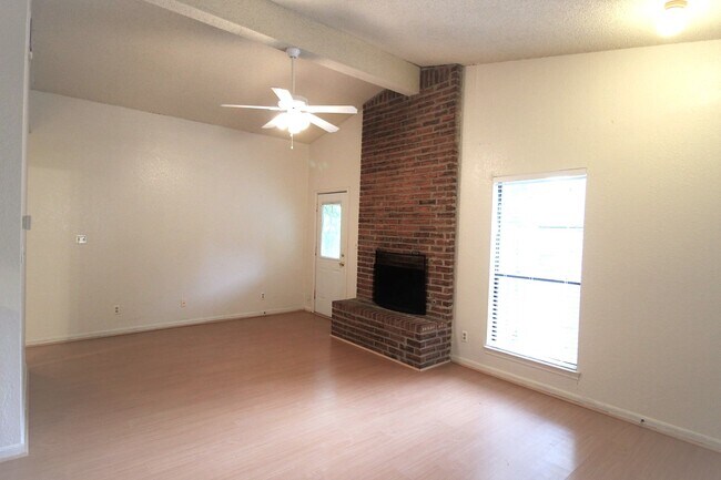 Foto del edificio - 2518 Howellwood Way