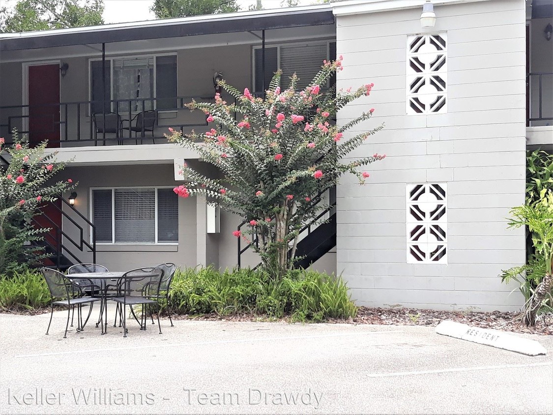 Foto principal - 3200 Fairway Ln