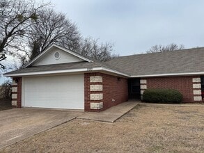 Building Photo - 500-502 Shady Park Trail