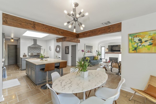 Foto del edificio - 742 N Las Palmas Ave