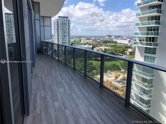 Foto del edificio - 488 NE 18th St