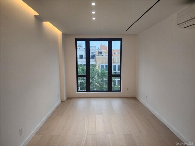 Foto del edificio - 108-25-108-72 72nd Ave