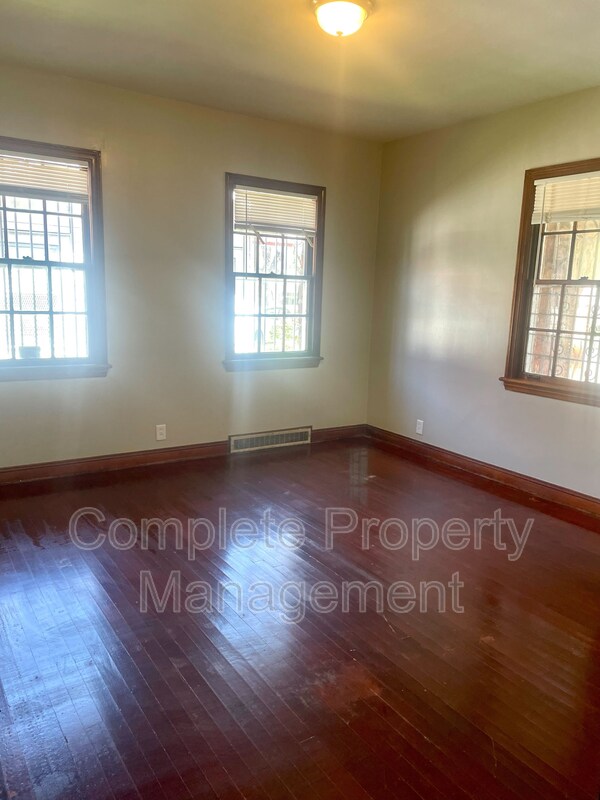 Foto del edificio - 1006 Overton Ave