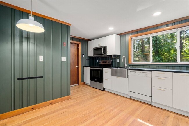 Building Photo - 24 Brigham St