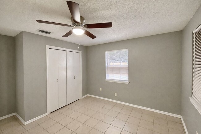 Building Photo - 604 S Logan Dr