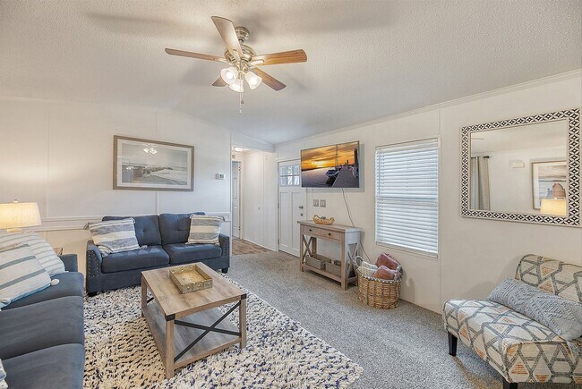 Building Photo - Beautifully Renovated Home Minutes to Foll...