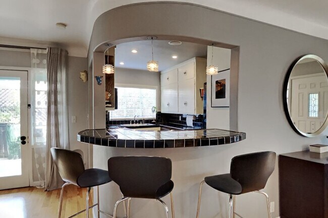 Foto del edificio - Movie Lover Retreat - Spacious Art Deco Ho...