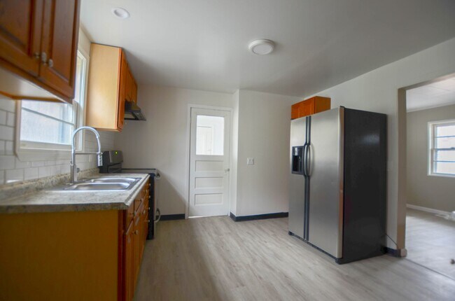 Building Photo - 6bd 2ba house | PLEX Neighborhood | Off st...