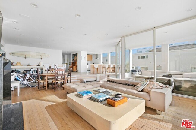 Building Photo - 3719 Ocean Front Walk