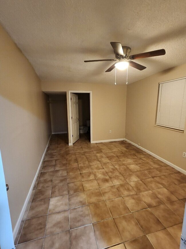 Foto del edificio - 812 E Lotus Ave