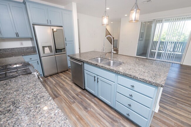 Building Photo - Amazing 3 Bedroom Condo available now! Totally loaded unit, schedule a tour today!