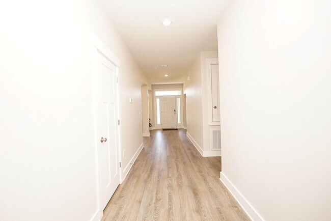 Building Photo - Spacious 5-Bedroom Home in Desirable Crest...