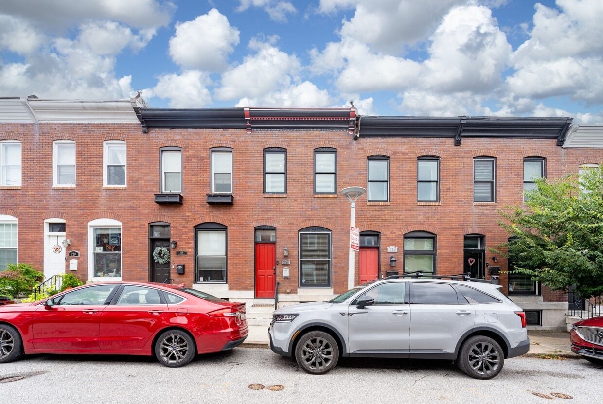 Primary Photo - Polished 3 Bedroom/3 Bathroom Rowhouse wit...