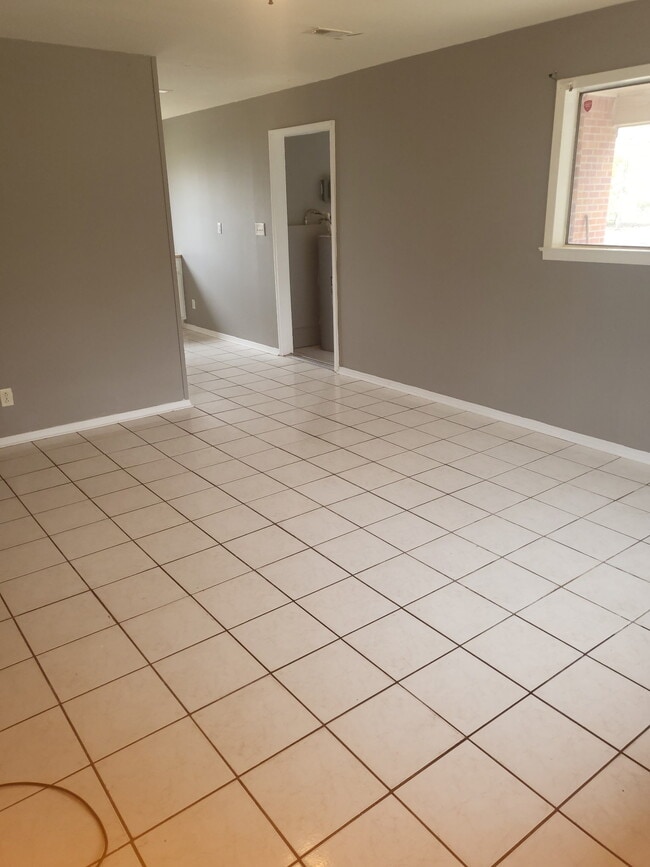 Building Photo - 71 Meadowlane Dr