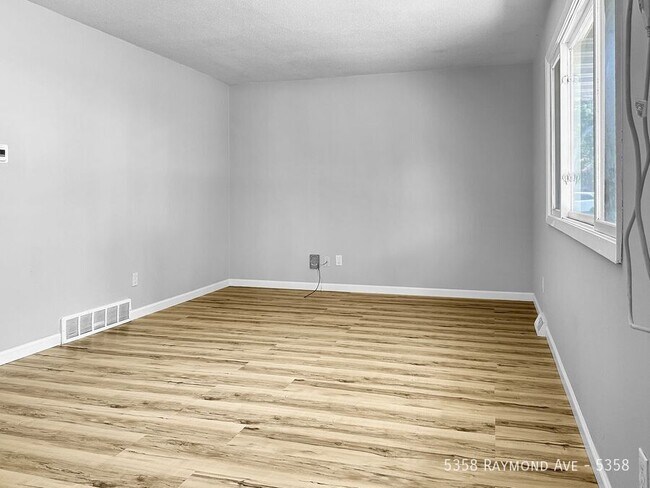 Foto del edificio - 5358 Raymond Ave