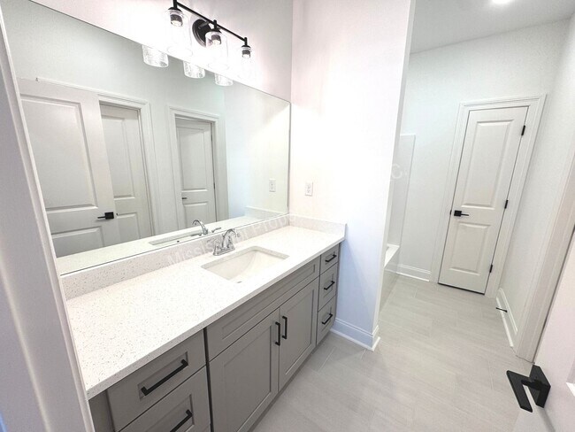 Foto del edificio - 3BR/3.5BA Stand Alone House in South Grove