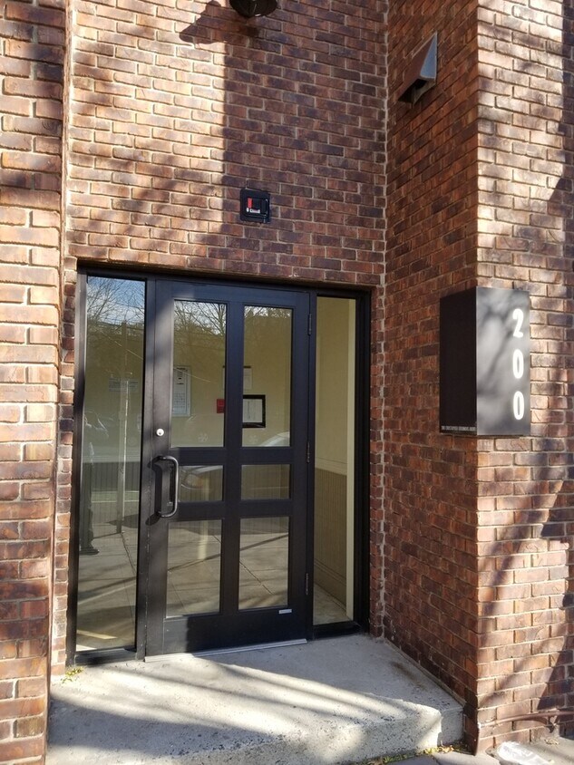 Foto principal - 2 Bedroom/1 Bath. COMMUTERS DREAM!!!